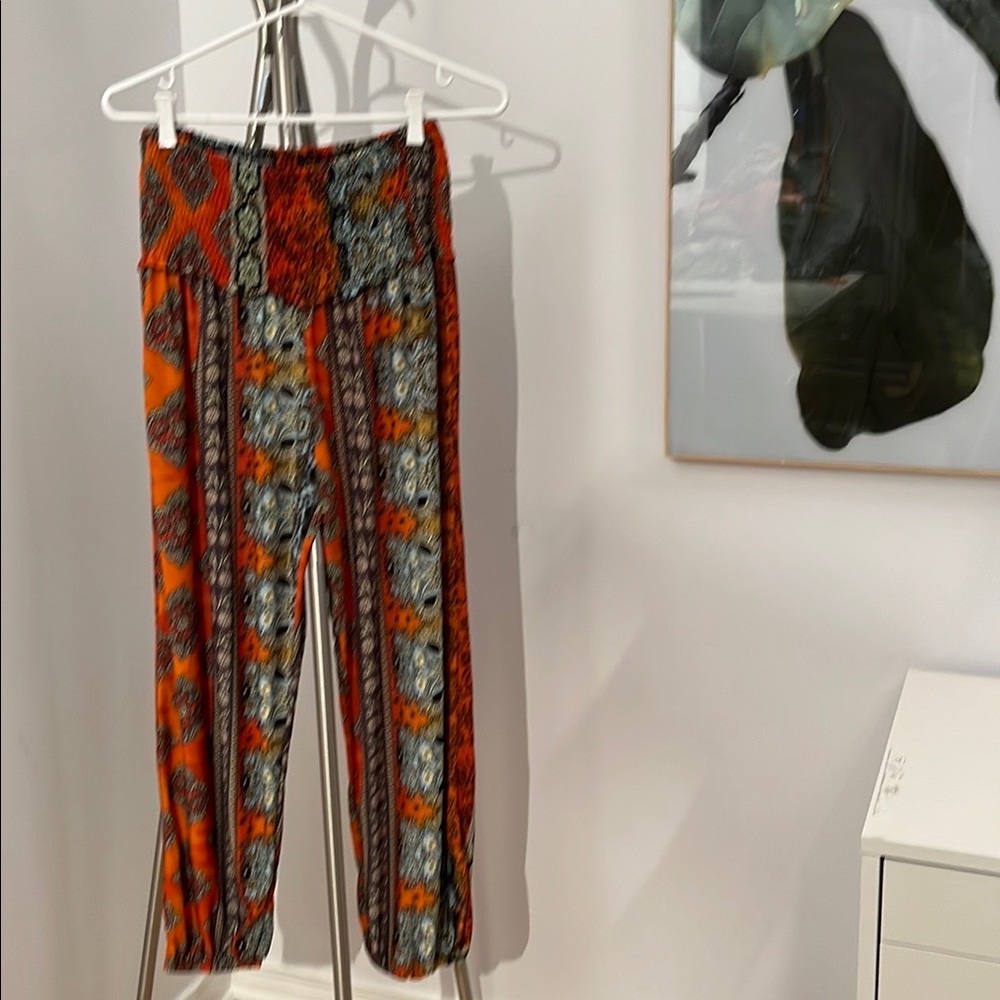 2/40$ 🛍 Bright Stretchy Casual Pants